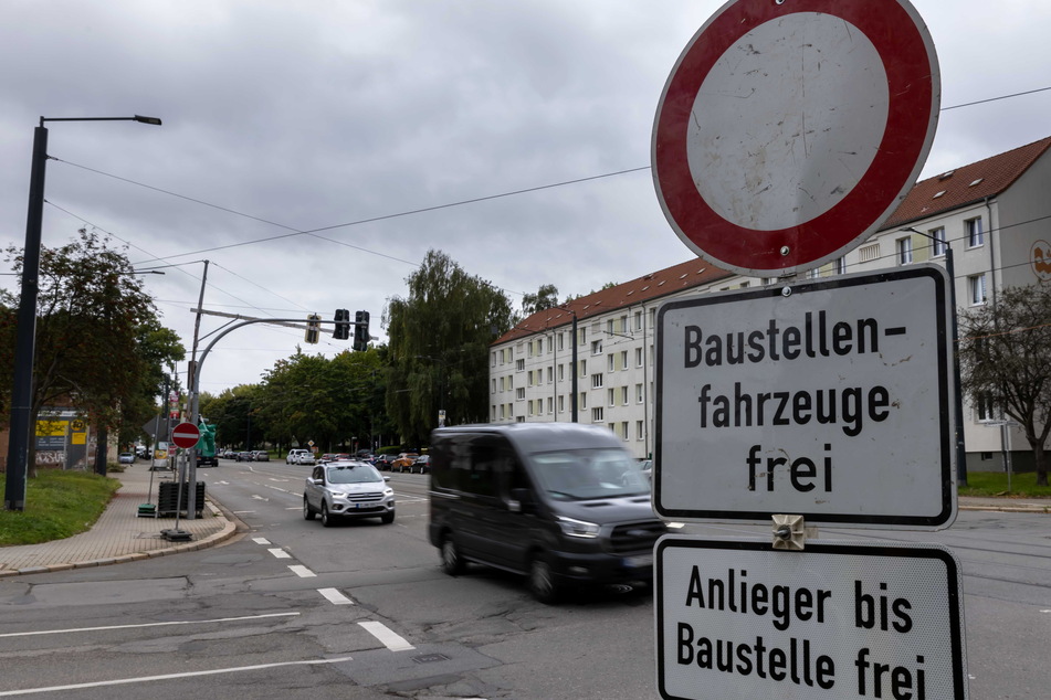 Während der Sperrung der Bernsdorfer Straße wird ein neuer Brückenträger (Walzträger) zwischen die Fundamente gehoben.