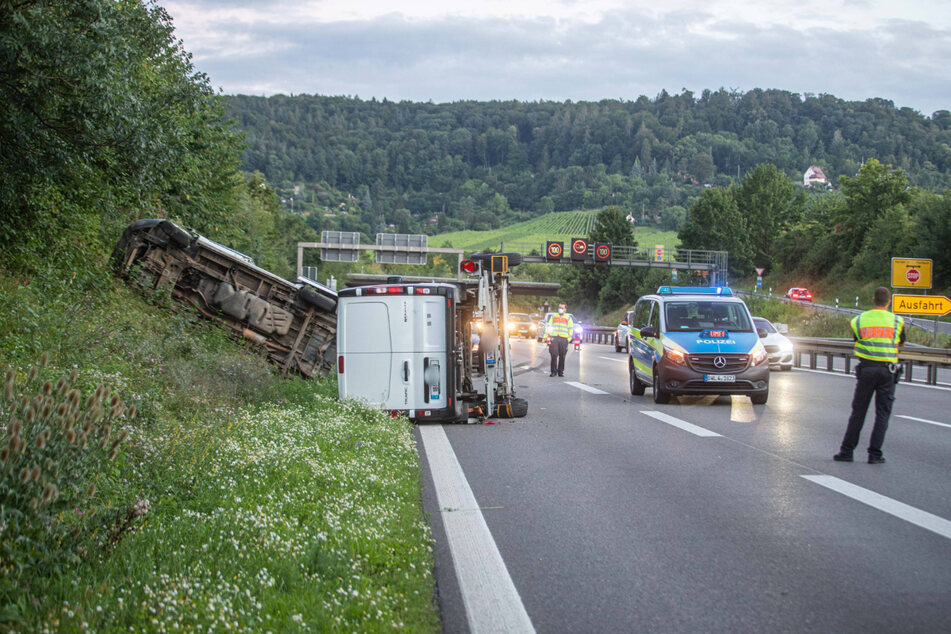 Der Anhänger des Kleintransporters kam ins Schlingern, woraufhin der Fahrer die Kontrolle über das Gespann verlor.