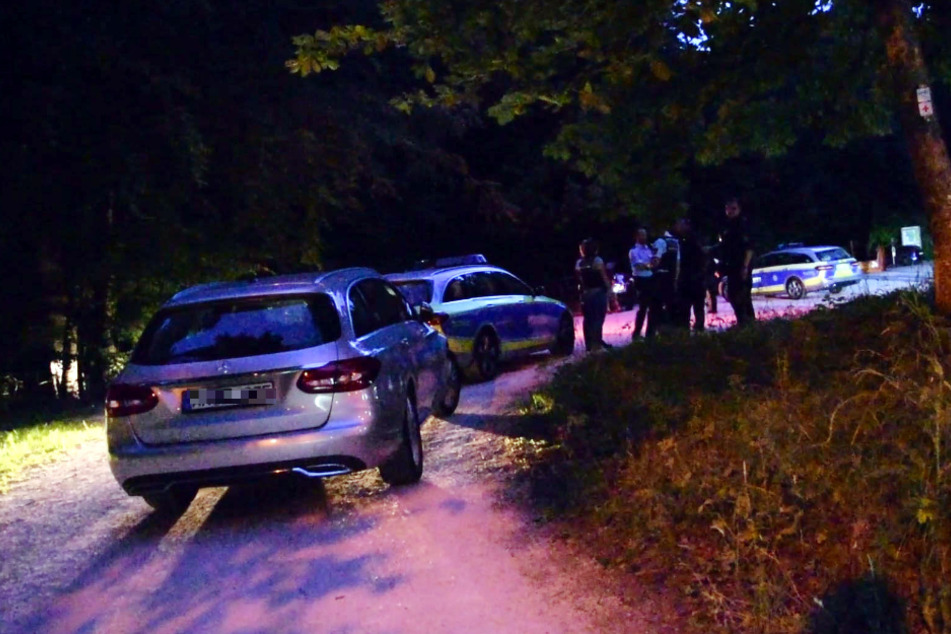 Einsatzkräfte an dem Parkplatz in der Taubentalstraße.