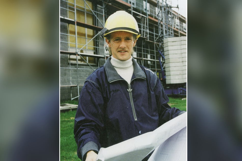 1996 stand Jens Weißflog mit den Bauplänen vor seinem künftigen Hotel.
