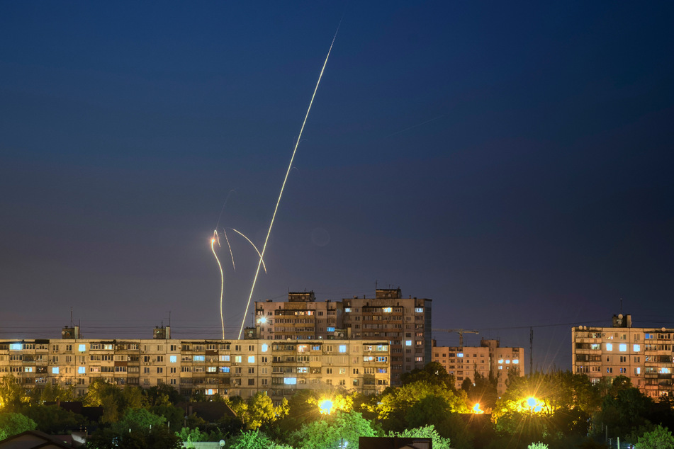 Russische Raketen werden - von Charkiw aus gesehen - aus der russischen Region Belgorod auf die Ukraine abgefeuert.