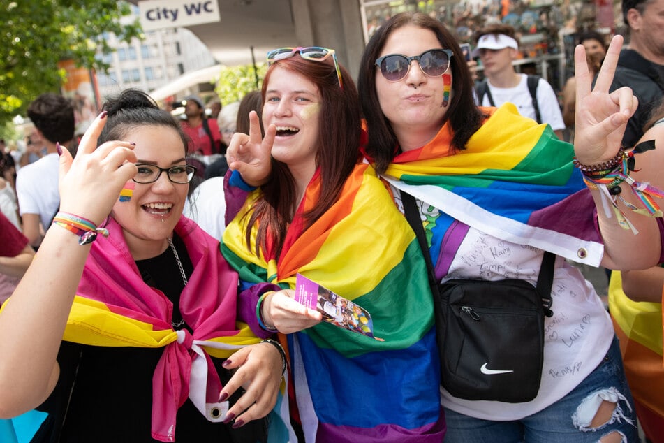 Am Samstag zieht zudem die bunte Demo durch die Stadt. (Symbolbild)