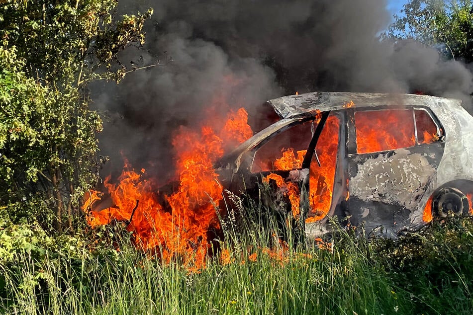 Der 22-Jährige war mit seinem Auto von der Straße abgekommen und hatte sich überschlagen. Im Anschluss geriet das Fahrzeug sofort in Brand.