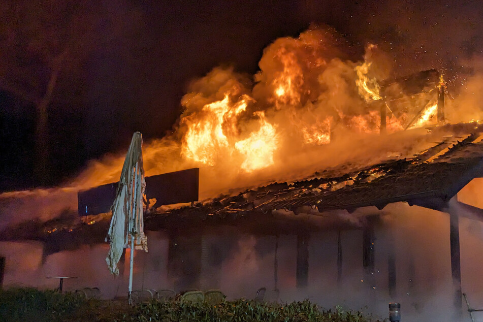 In Rotenburg hat in der Nacht zu Samstag das Vereinsheim des örtlichen Sportklubs lichterloh gebrannt.