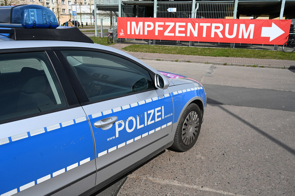 Die NRW-Polizei hat seit Anfang Januar 34 besondere Vorkommnisse an den Impfzentren des Landes registriert. Dazu gehörten auch Bedrohungen und Cyberangriffe.