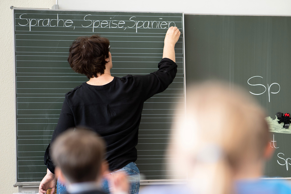 Bereits vor der Bund-Länder-Runde zu Corona am Mittwoch in Berlin hatten die Kultusministerinnen und -minister beschlossen, dass der an Grundschulen begonnene Wechsel- oder Präsenzunterricht auf weitere Jahrgänge ausgeweitet und intensiviert werden soll.