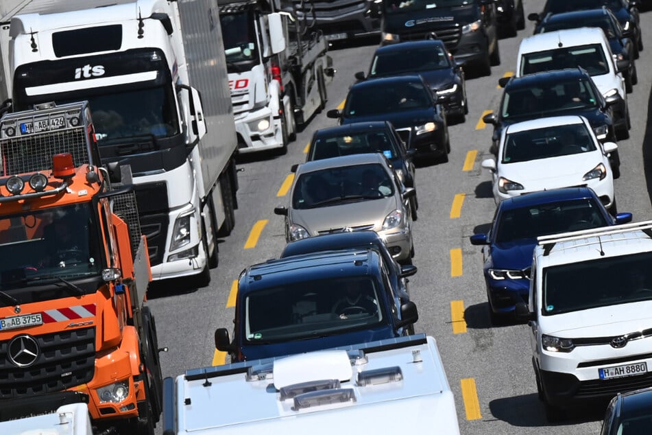 Die Sperrung des A7-Tunnels in Hamburg-Schnelsen führt zu erheblichen Verkehrsbehinderungen.