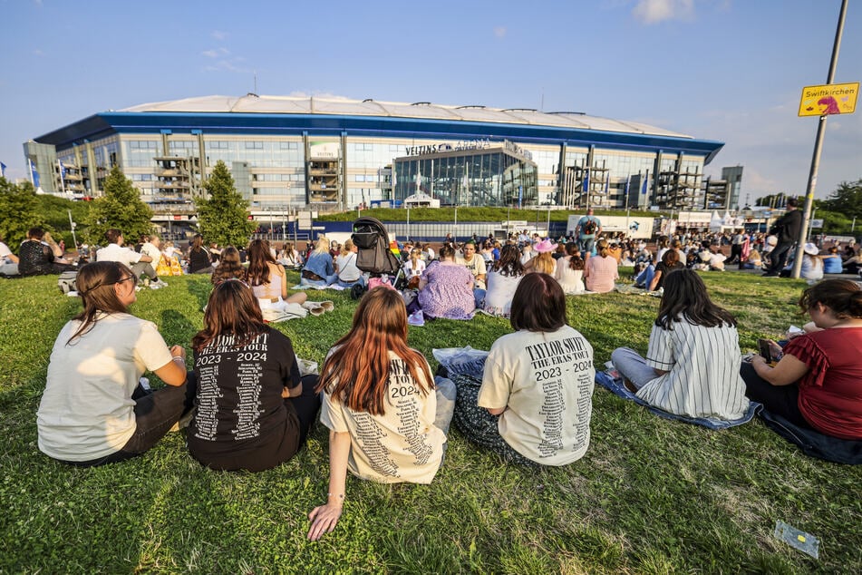 Taylor Swift (35) gab drei Konzerte in Gelsenkirchen, Hunderte Fans ohne Ticket hörten vor der Veltins-Arena zu.