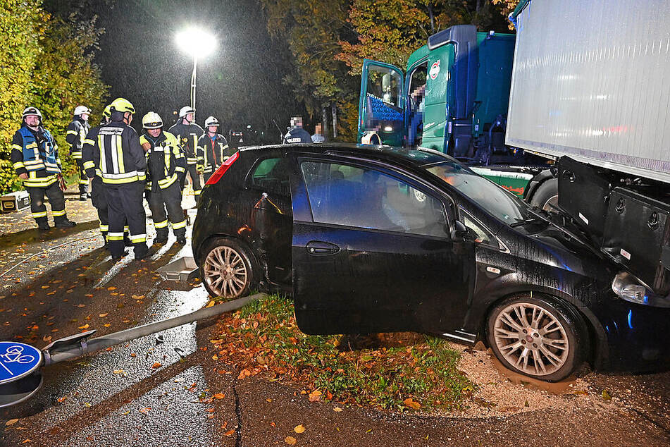 Der Fiat blieb unter dem Anhänger stecken.