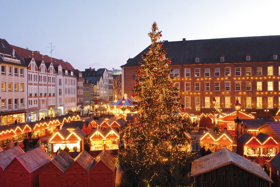 Einen großen Weihnachtsbaum und leuchtende Hütten prägend den Düsseldorfer Weihnachtsmarkt.