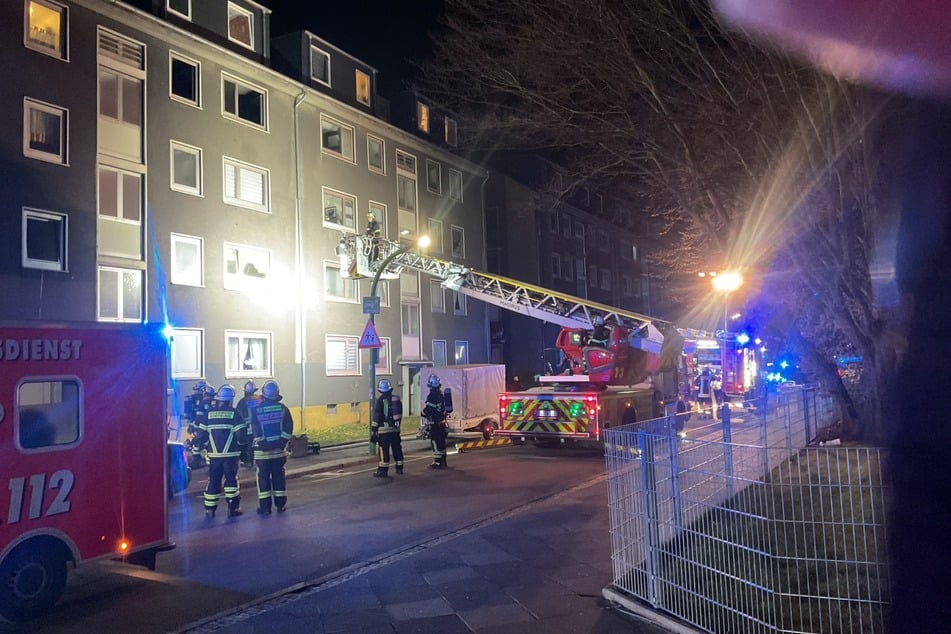 Die Dortmunder Feuerwehr fand den leblosen 54-jährigen Bewohner am Sonntagabend in der stark verrauchten Wohnung.