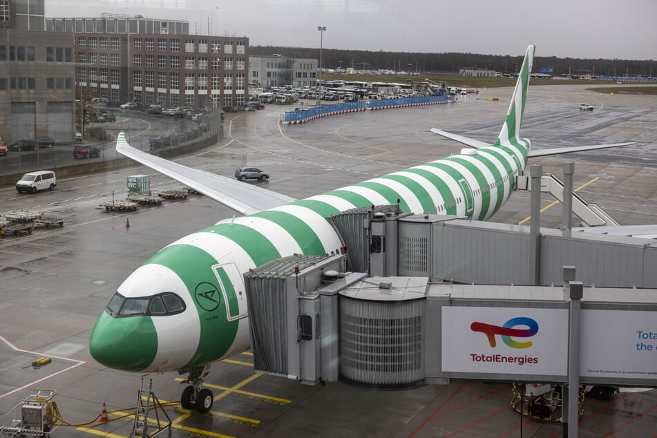 Der Airbus A330neo der Condor musste am Frankfurter Airport erstmal durchgecheckt werden.