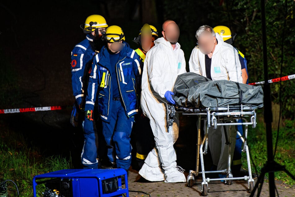 Die Leiche der Frau wird abtransportiert. Die 38-Jährige war in Darmstadt am späten Mittwochvormittag mit schweren Verletzungen auf einem Fußweg gefunden worden. Sie verstarb noch vor Ort.