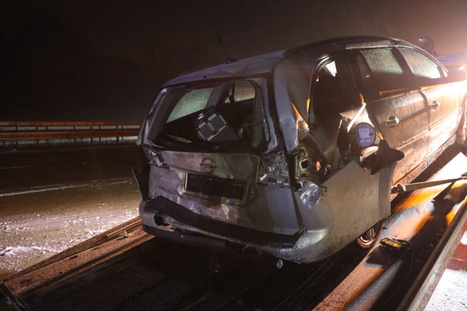Der Opel sowie der ebenfalls am Unfall beteiligte Mercedes mussten abgeschleppt werden.