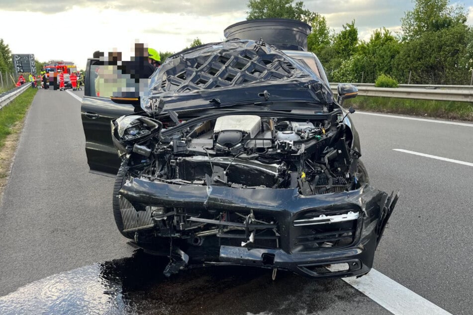 Auch der beteiligte Porsche wurde bei dem Crash komplett zerstört. Der Gesamtschaden wird auf circa 50.000 Euro geschätzt.