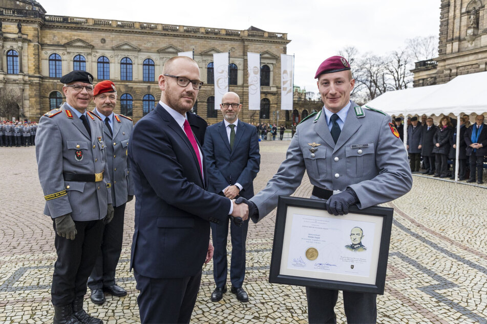Ein Offizier bekam für besondere Leistungen den Erwin-von-Witzleben-Preis überreicht.