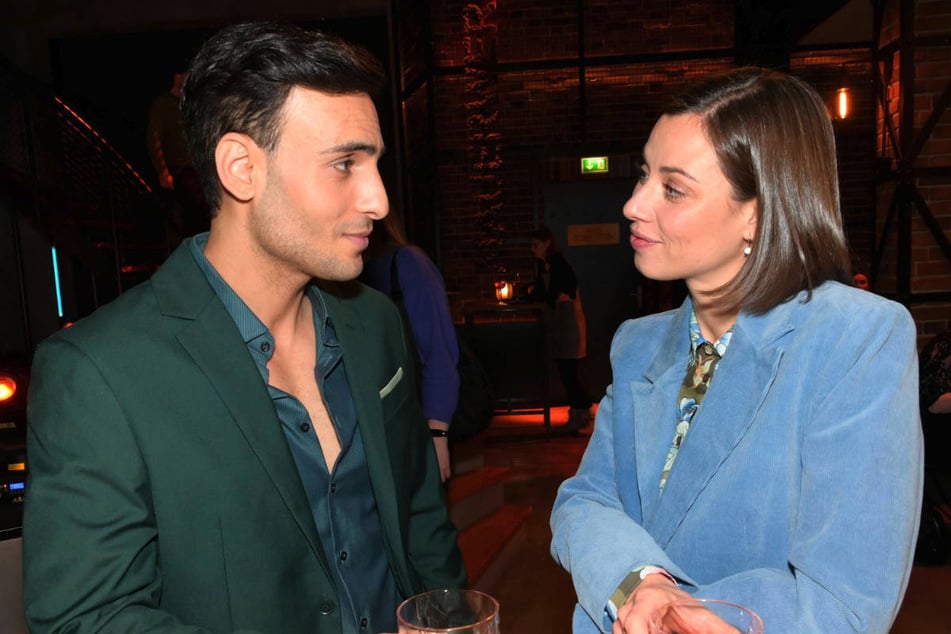 Matilda flirtet mit Nihat, um eine Reaktion von Erik (nicht im Bild) zu provozieren.