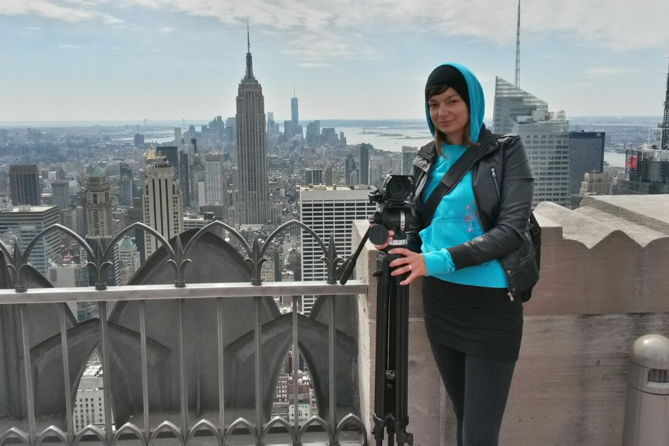 Ramona Harttig vor der Skyline von New York. Gut zu sehen: das Empire State Building.