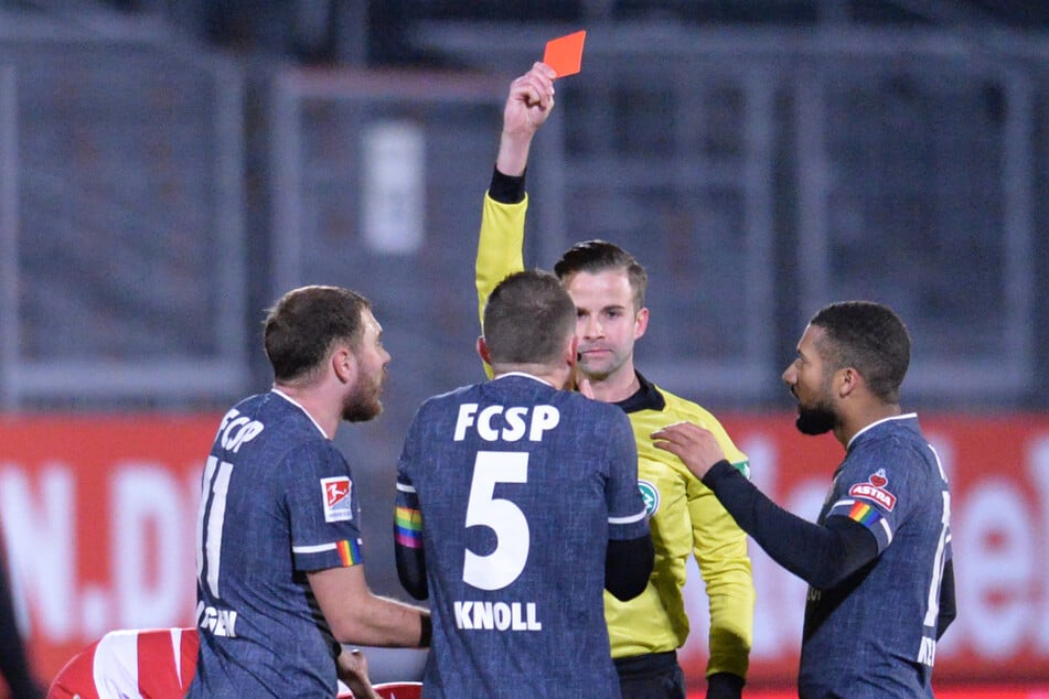 Marvin Knoll (Mitte) bekommt von Schiedsrichter Michael Bacher wegen Foulspiels die Gelb-Rote Karte gezeigt.