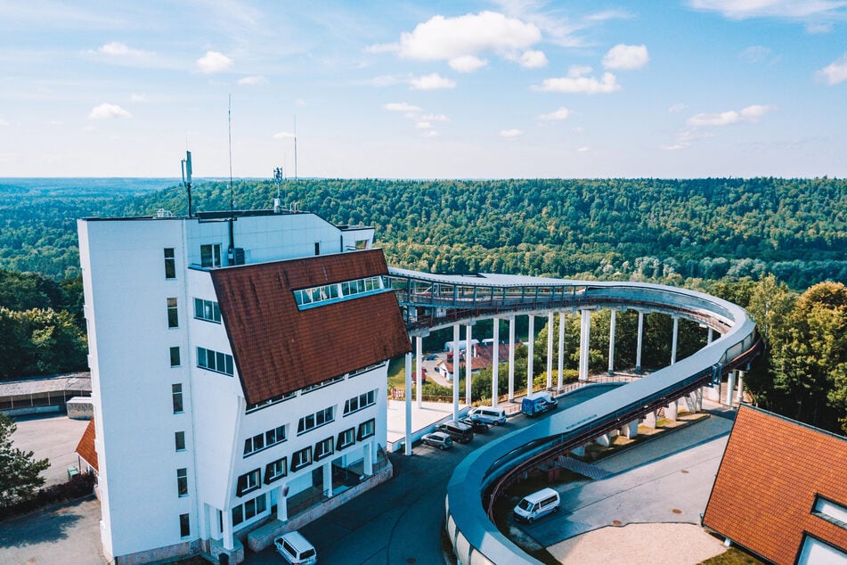 1986 in Leipzig erdacht und projektiert: Die Weltcup-Bobbahn in Sigulda (Lettland) steht auf den ersten 300 Metern auf bis zu 27 Meter hohen Stahlstützen. Gestartet wird aus einem Turm heraus.