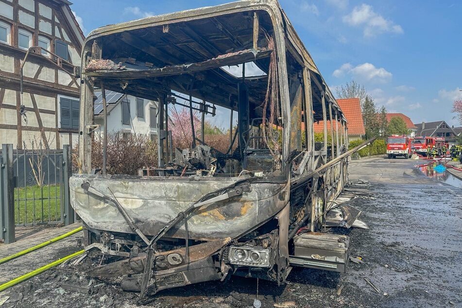 Der Bus brannte vollständig aus.