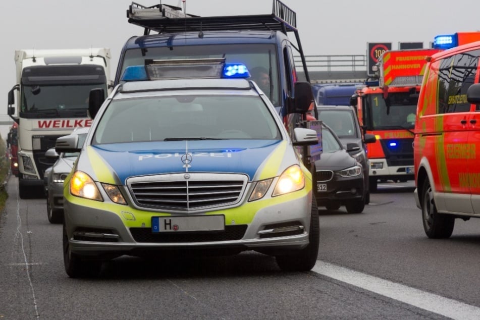 Unzählige Streifenwagen waren hinter dem Flüchtenden her. (Symbolbild)