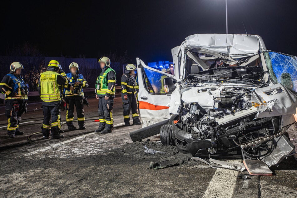 Unfall A81: Transporter rast ungebremst in Lkw-Heck auf A81: Zwei teils schwer Verletzte