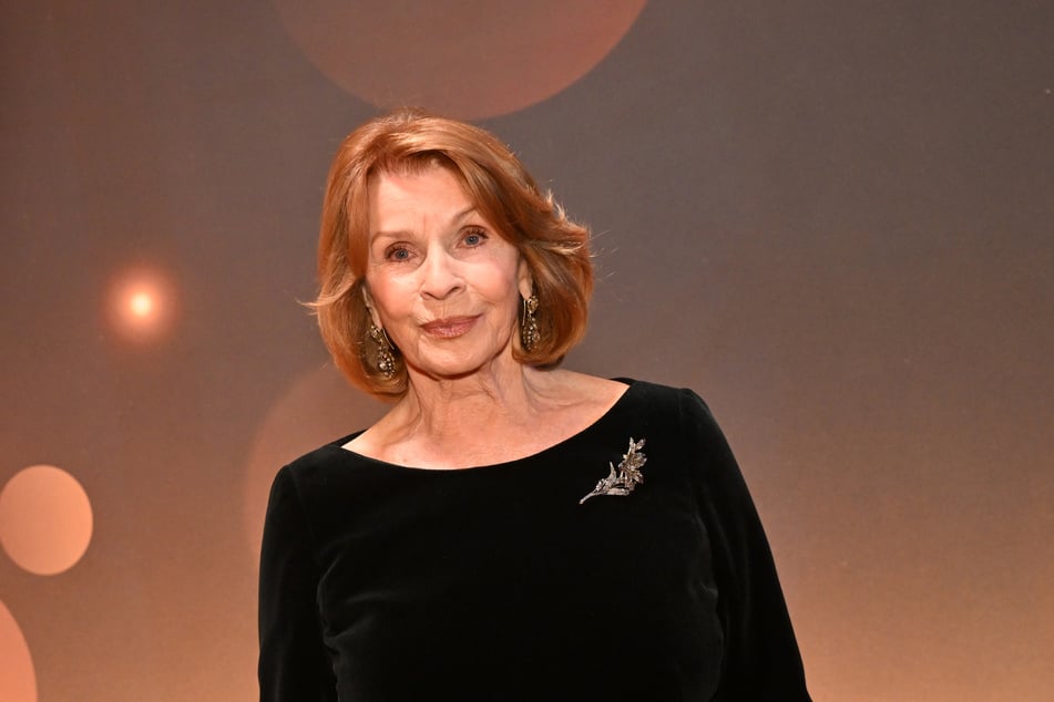Senta Berger (84) ist von einer Bühne gefallen und hat sich dabei den Oberschenkel gebrochen.