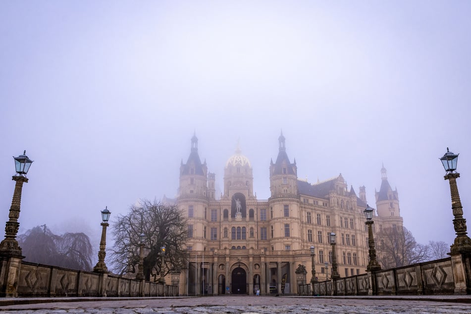 Das Schweriner Schloss: Wenn der Nebel verflogen ist, möchte Nadine wieder in eine sonnige Zukunft blicken. (Archivfoto)
