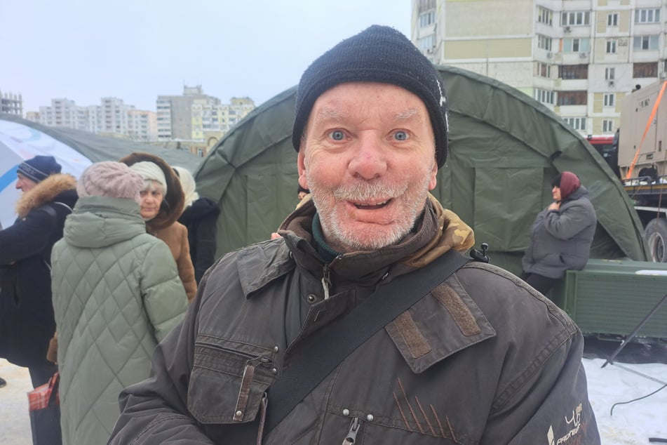 Der Rentner Wolodymyr (76) erzählt vor einem Wärmezelt, wie er ohne Heizung und mit ständigen Stromausfällen bei zweistelligen Minusgraden lebt.
