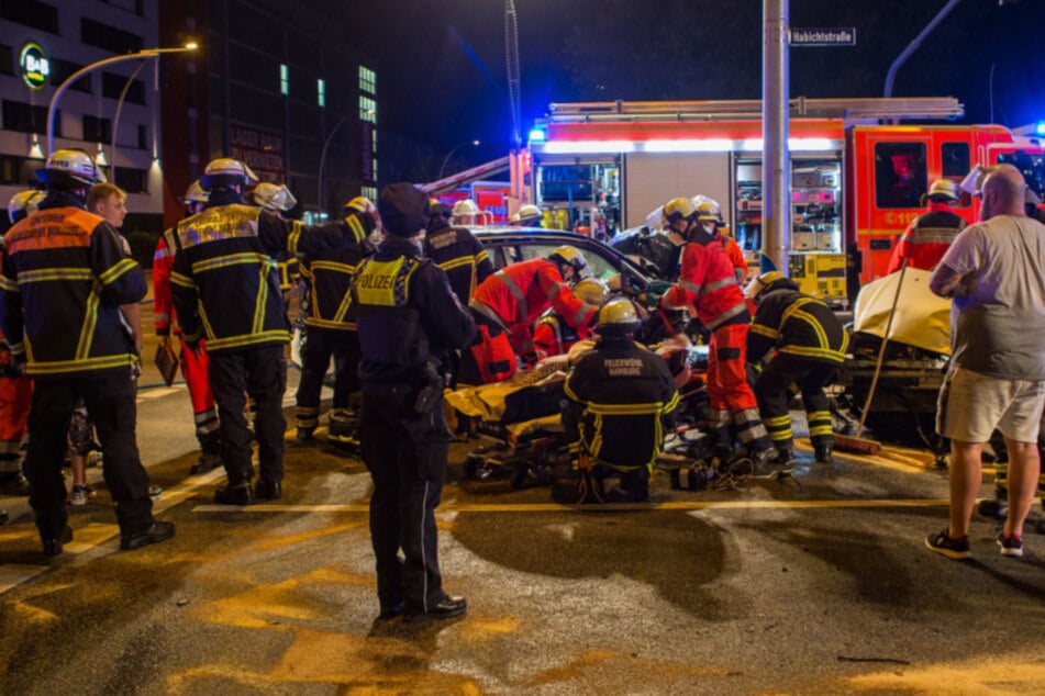 Rettungskräfte versorgen die Unfall-Opfer auf der Kreuzung.