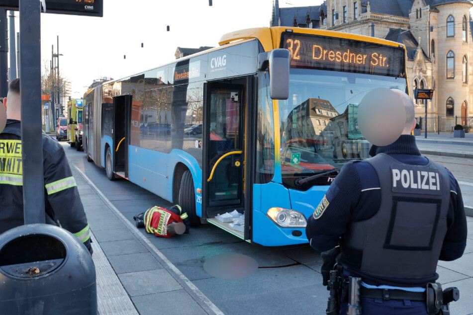 War es eine versuchte Tötung? Eine Frau (40) schubste am Sonntag eine Rentnerin (67) vor einen CVAG-Bus.
