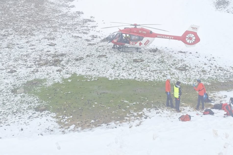 Schwer verletzt im Schnee: Mann überlebt wie durch ein Wunder Nacht am Berg