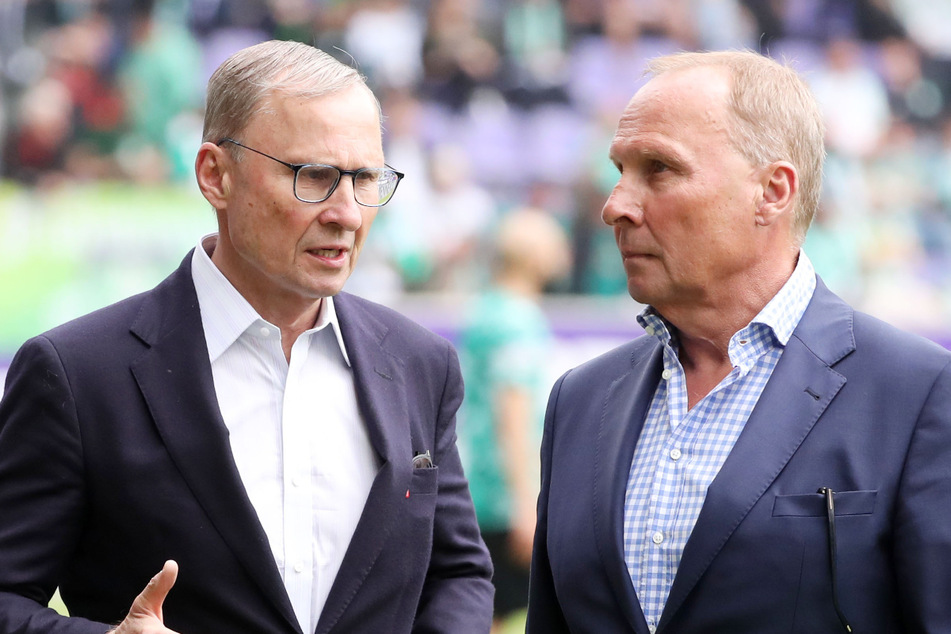 Helge Leonhardt (63) ist zurückgetreten, Zwillingsbruder Uwe (v.r.) will wieder in den Aufsichtsrat beim FC Erzgebirge Aue.