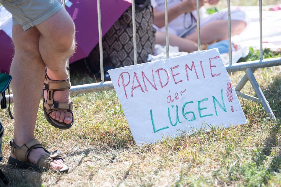 Ein Schild mit der Aufschrift «Pandemie der Lügen!» steht während einer Kundgebung der Initiative «Querdenken 711» in Stuttgart.