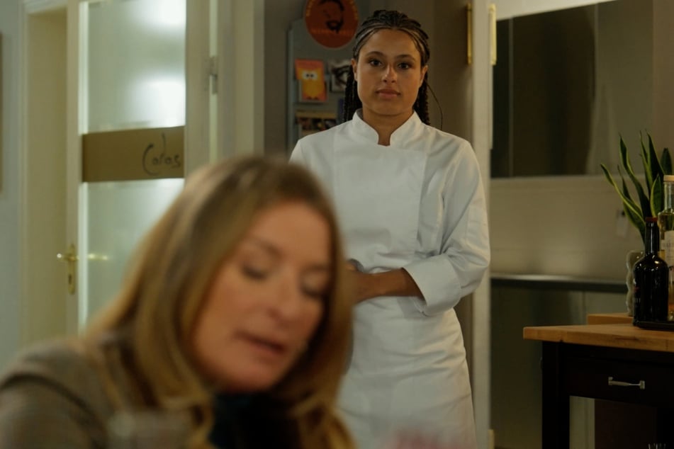Ellie fälscht kurzerhand ihre Referenzen, um den Traumjob als Chefköchin im "Carlas" zu ergattern. Doch dann will Carla (Maria Fuchs, 51) den "neuen Koch" kennenlernen …