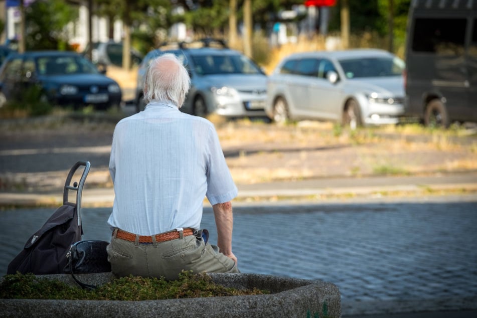 Ältere Menschen wenden sich häufig wegen Einsamkeit oder Krankheit an die Telefonseelsorge.