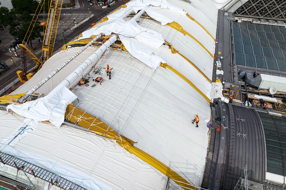 Von Juni bis November 2022 haben Arbeiter das Hallendach im östlichen Teil des Bahnhofskomplexes ausgetauscht.