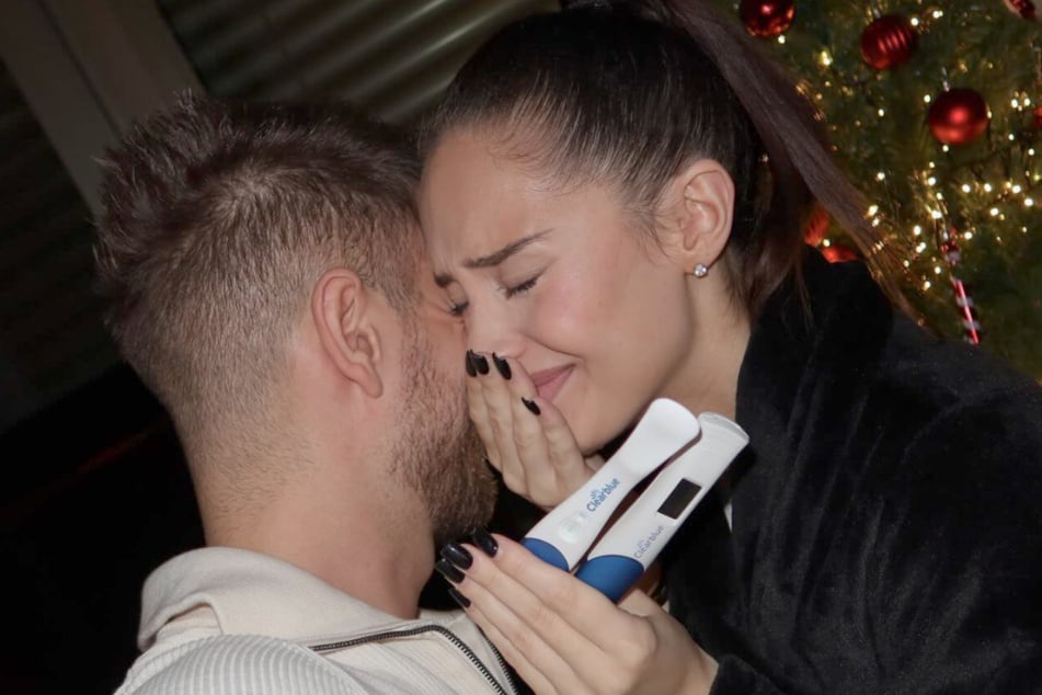 An Weihnachten machten die beiden Influencer die Schwangerschaft über Instagram öffentlich.