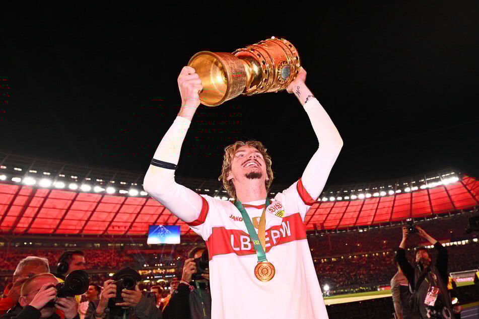 Nick Woltemade (23) streckt den Pott in die Höhe. Jetzt sollen Titel mit der Nationalmannschaft folgen.