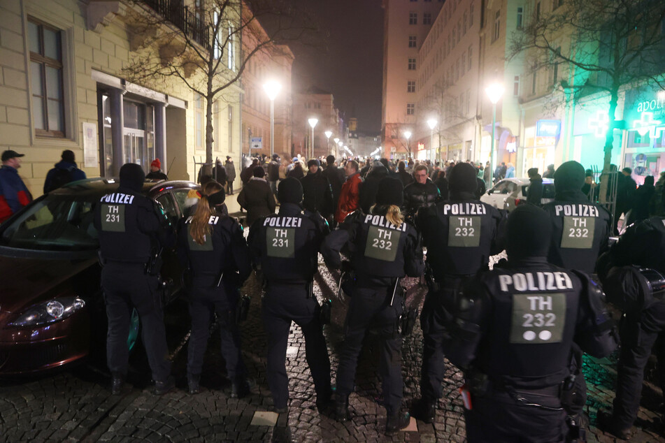Ein 52-Jähriger wurde bei einer Corona-Demo am Montag in Gera bewusstlos. Zuvor soll der Mann einen Beamten der Thüringer Bereitschaftspolizei nach Angaben der Polizei tätlich angegriffen haben. (Archivbild)