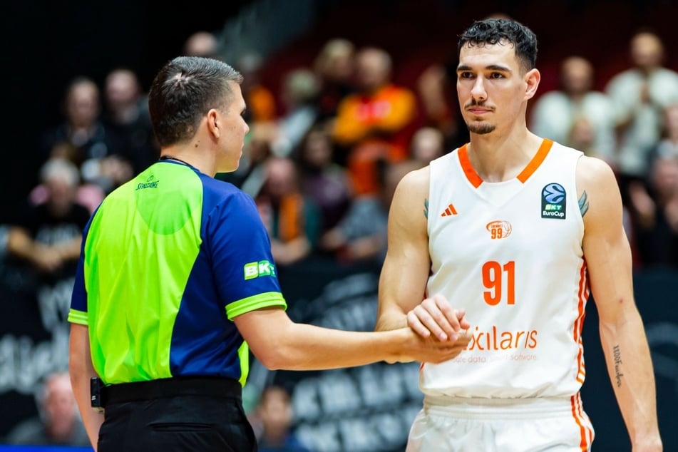 Diskutierte mit den Schiedsrichtern und bekam direkt ein zweites Foul hinterher: Niners-Spieler Yordan Minchev (27).