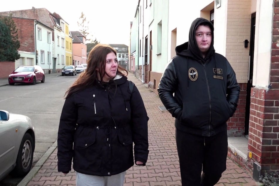 Die beiden 22-jährigen Lisa und Leon wollen von ihrer Großfamilie ausziehen.