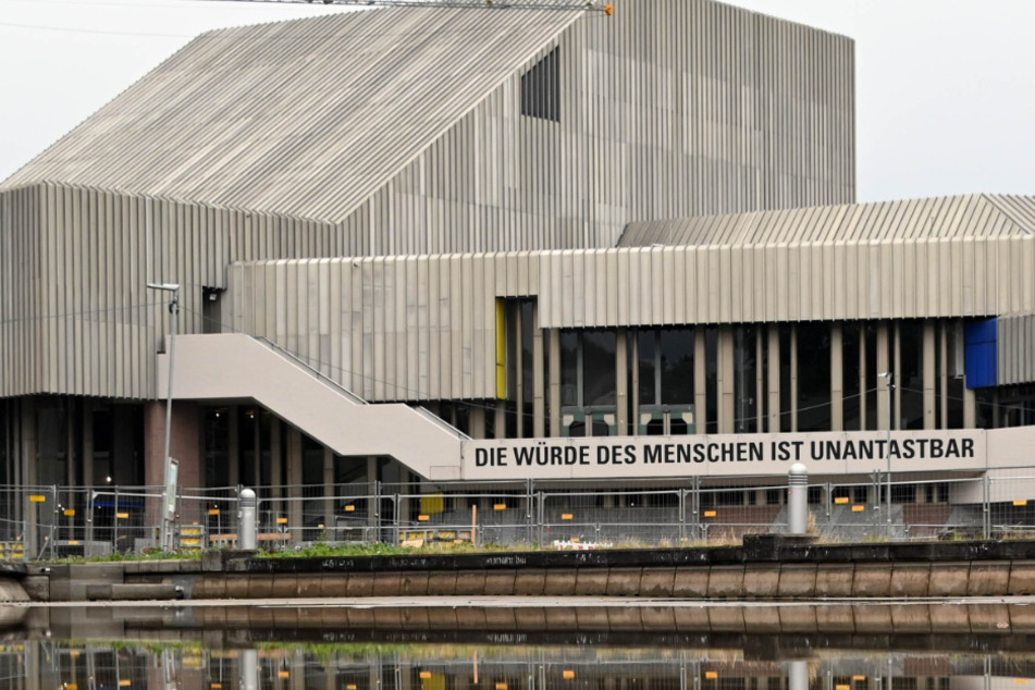 Karlsruhe: Das Badische Staatstheater spiegelt sich in einer Wasserfläche.