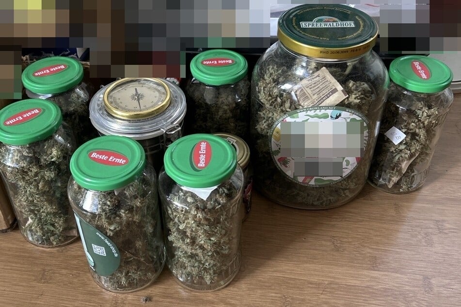 Die Polizei fand in einer Wohnung in Augustusburg (Landkreis Mittelsachsen) insgesamt 1,5 Kilogramm Cannabis.