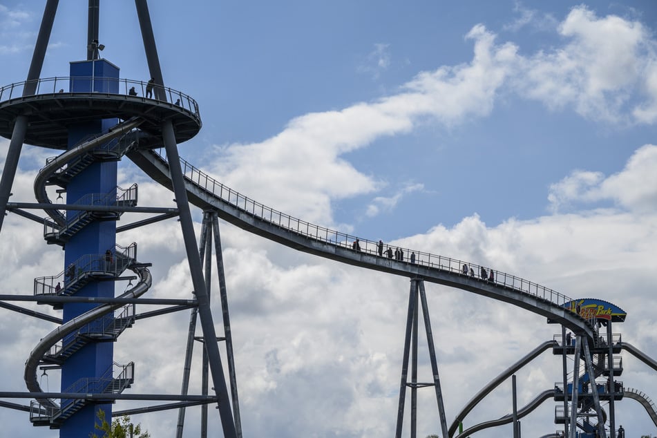 Der Rutschturm und die Erlebnispyramide sind durch eine Brücke verbunden.