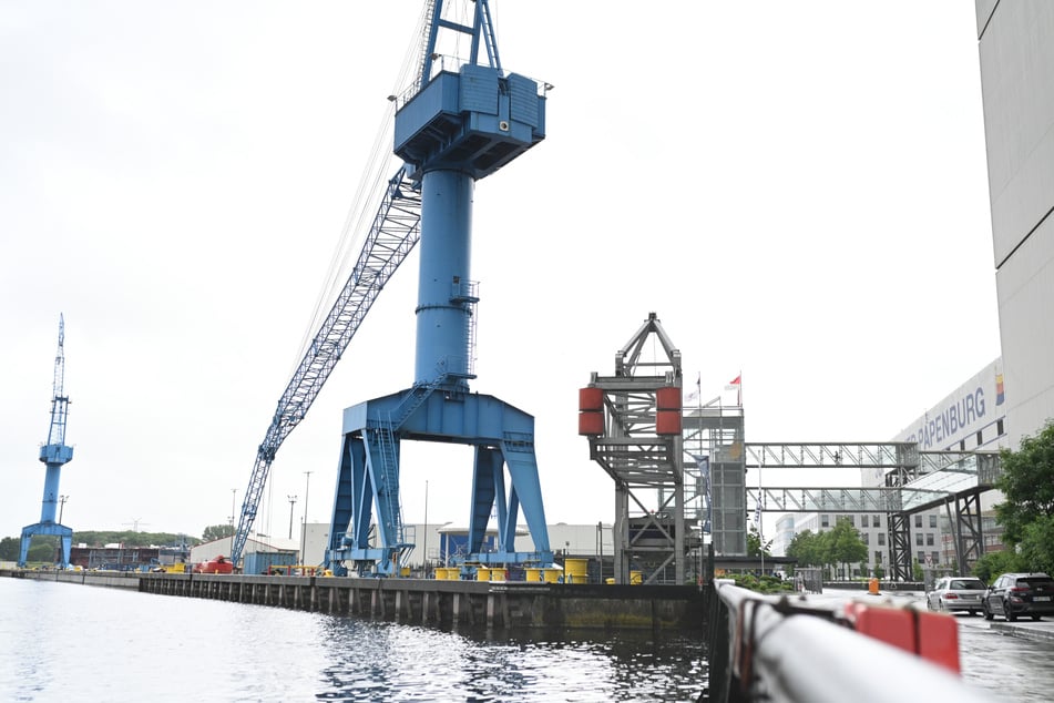 Blick auf die Meyer Werft an der Ems. Angesichts einer angespannten finanziellen Lage plant die Papenburger Meyer Werft den Abbau von rund 440 Arbeitsplätzen.