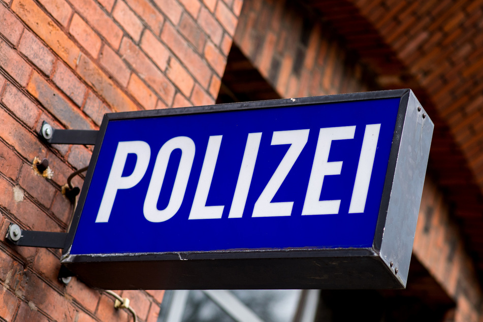 In Olpe haben mehrere Polizeibeamte nach einem feuchtfröhlichen Karnevals-Treffen nach Dienstschluss mitten in der Corona-Pandemie nun Ärger. (Archivbild)