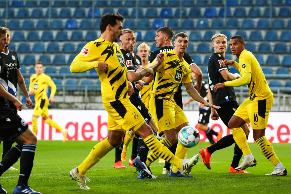 Mats Hummels (vorne; 3.v.l.) schoss den BVB in dieser Szene dank seines rechten Knies mit 1:0 in Führung.