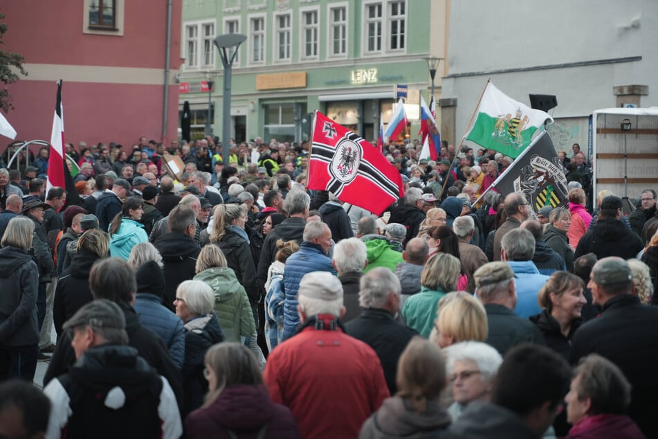 In Bautzen schwenkten Teilnehmer Russland-Fahnen sowie Reichsflaggen.